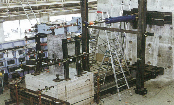 基礎特殊実験施設の大型材料実験場における杭頭結合部の実験