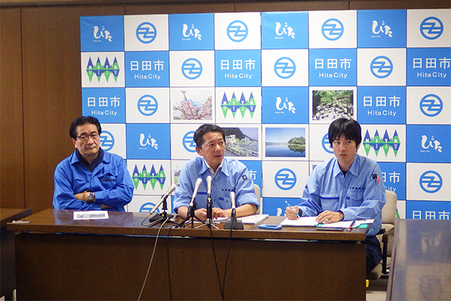 Left  Mayor of Hita City Harada, Central Landslide Research Team Leader Tohei, Right Senior Researcher Takeshita