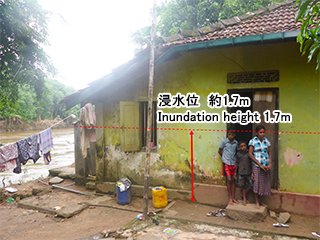 Kalu 川沿いで浸水により被災した家屋の状況（地面からの水位：約1.7m）