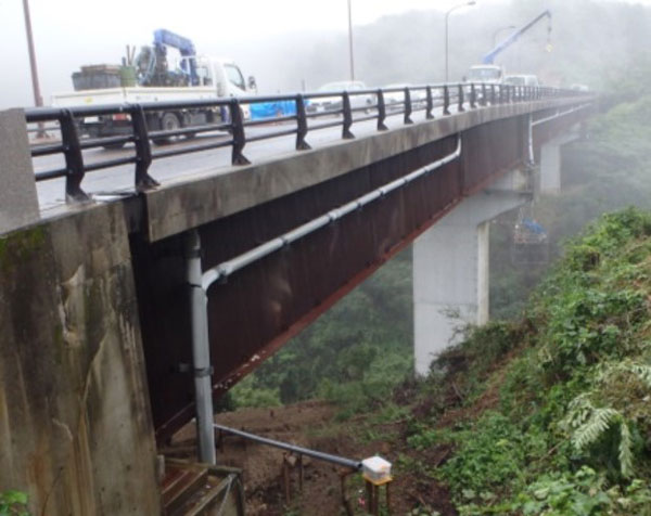 地震で損傷した橋