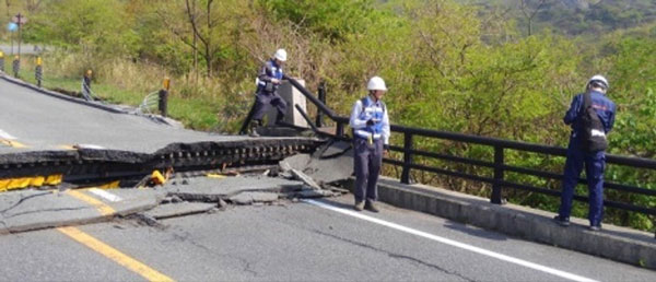 地震で損傷した橋