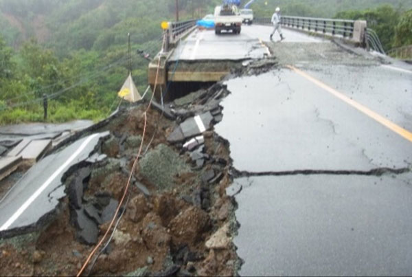 地震で損傷した橋