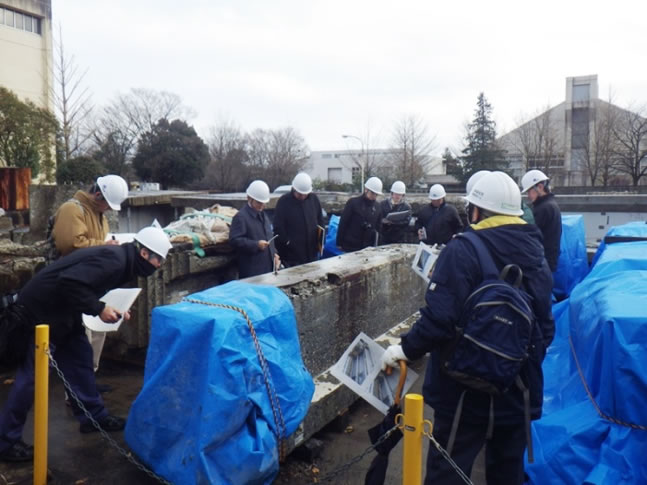 Examination practice at an exhibition facility of removed members (Carried out as part of the training of the College of Land, Infrastructure, Transport and Tourism. The case is studied with a deteriorated member who has been removed) 