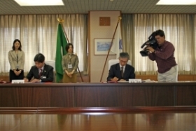 Signing of the agreement by Mayor Koyama and PWRI Chief Executive Sakamoto