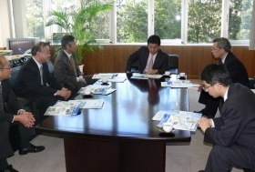 Briefing held in the Chief Executivefs office(Senior Vice Minister Hirai is seated in the center.)