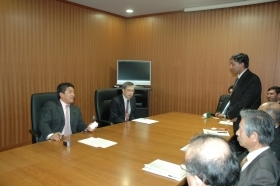 Senior Vice Minister Hirai (far left) in a dialog with visiting international researchers