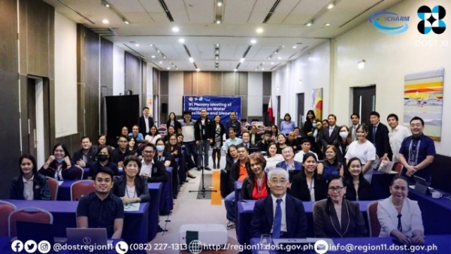 クリックして拡大 Photo 1. Participants in the 4th Platform Plenary Meeting in the Philippines