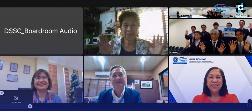 クリックして拡大 Photo 2. Signing ceremony of the tripartite agreement between DOST, DSSC, and ICHARM (online) (Jan. 24th, 2024)