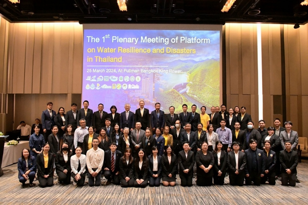 クリックして拡大 Photo 3. Participants in the 1st Platform Plenary Meeting in Thailand