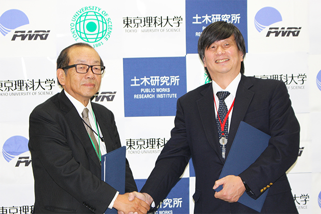 President Uomoto (left) and Dean Idemoto (right)