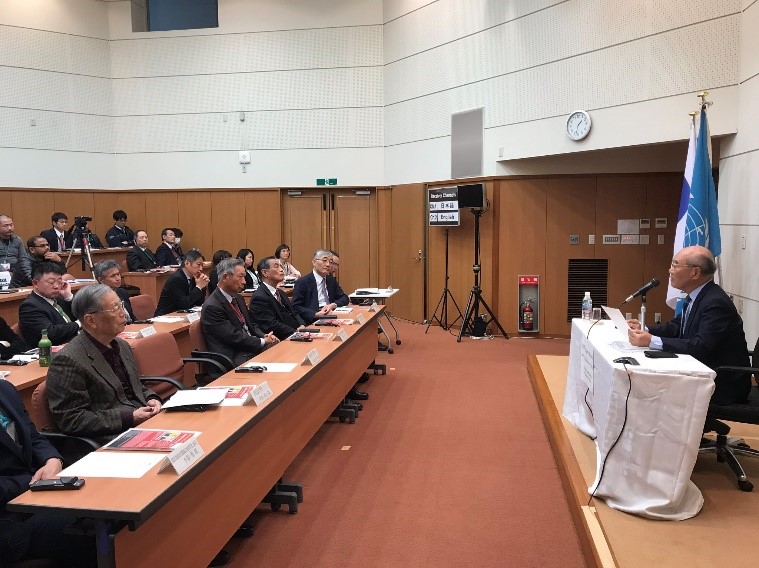 Mr. Matsuura (right) and the audience