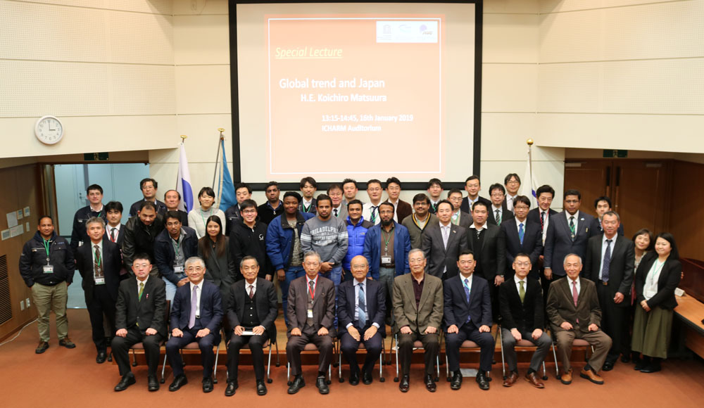 Mr. Matsuura (front row, center) and the audience.