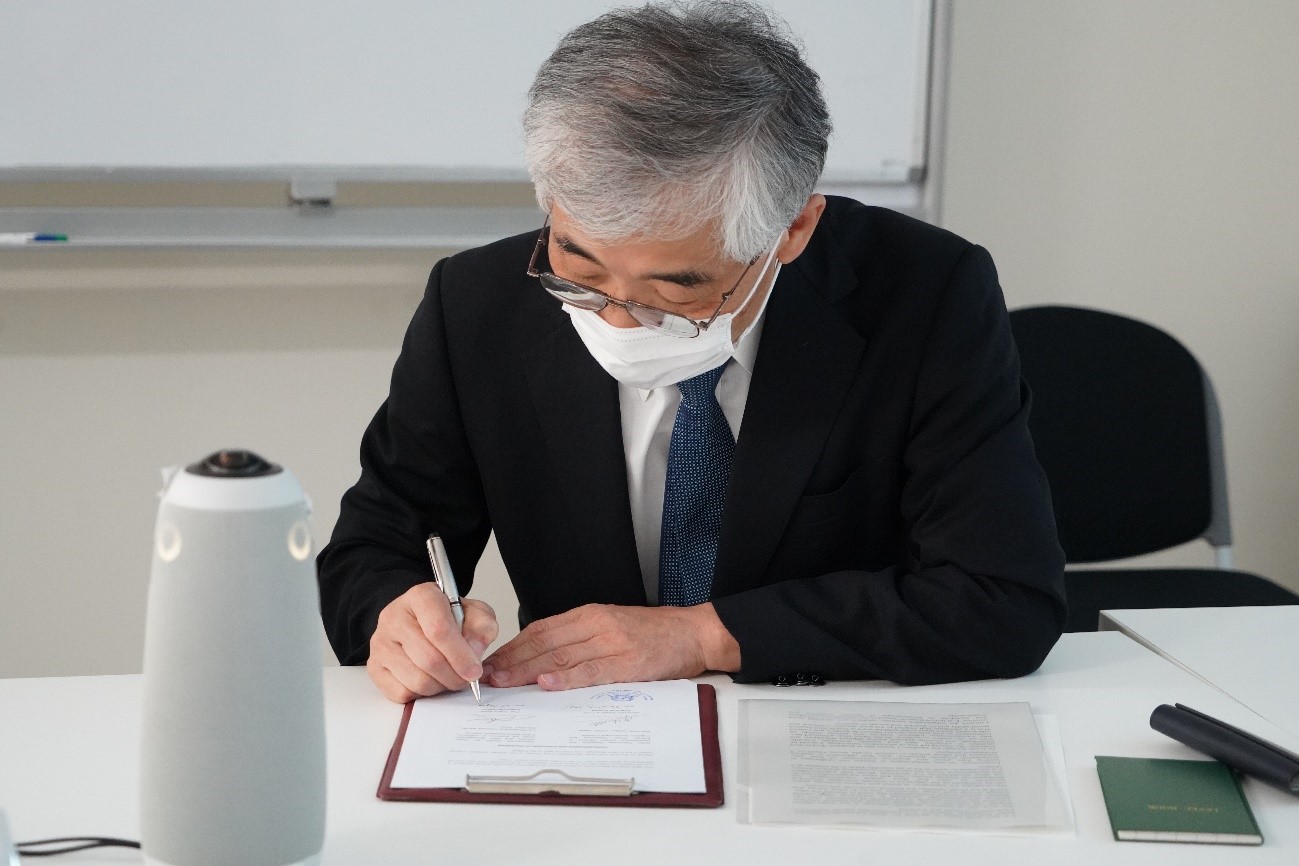 Executive Director KOIKE signs the MoU.