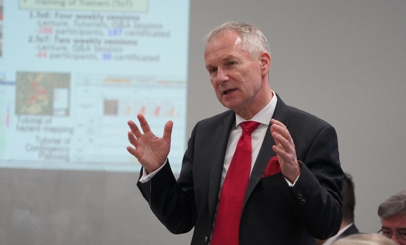 UN General Assembly President Kőrösi answers questions from ICHARM students.