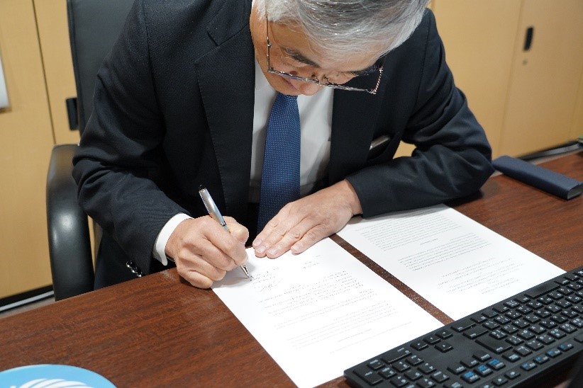 ICHARM Executive Director KOIKE signed the MoC.