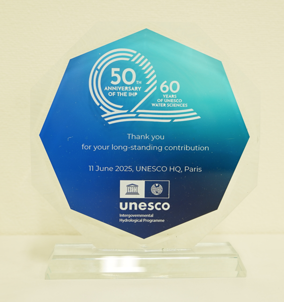 The commemorative plaque presented to ICHARM