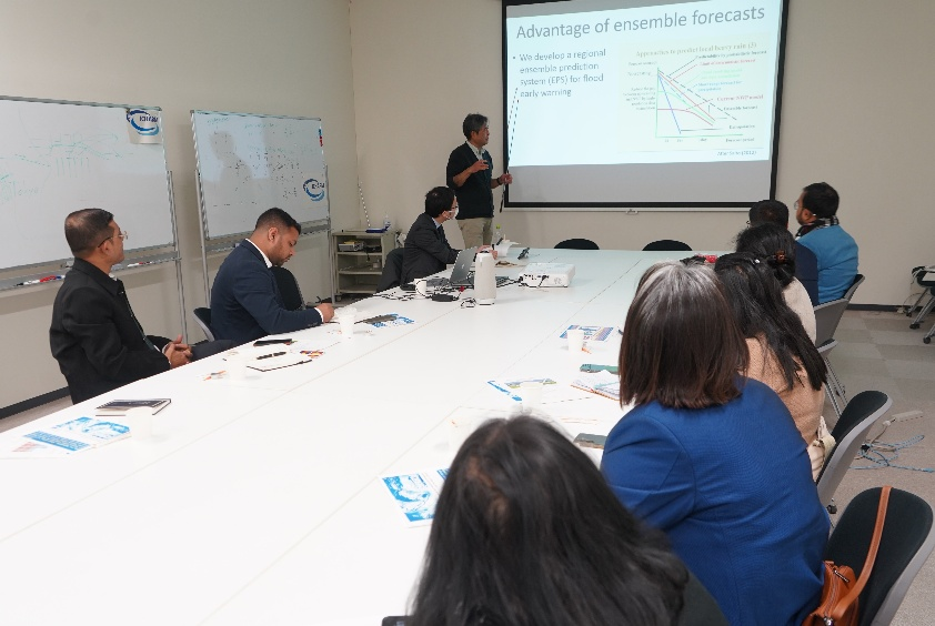 Senior Researcher Ushiyama presenting on ensemble forecasting