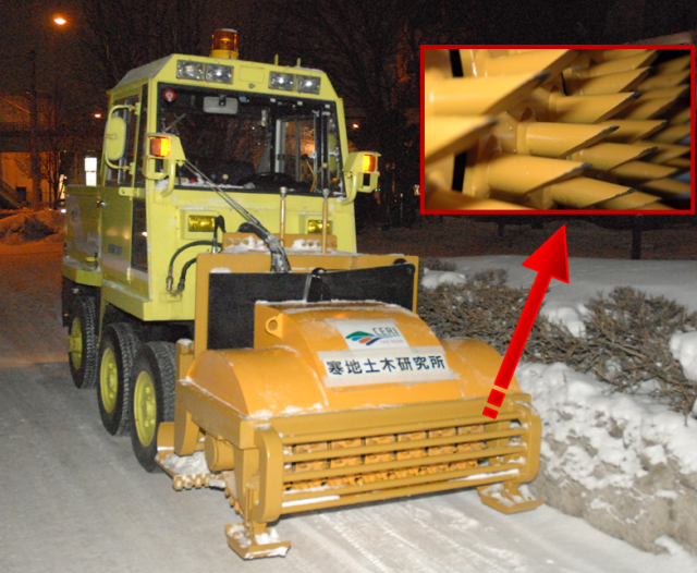 写真－２　開発装置を装着した小型除雪車