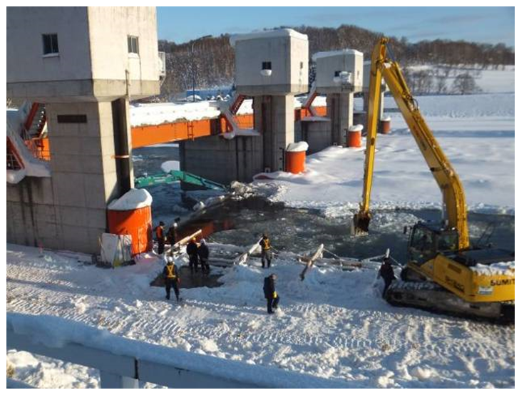 重機による水道取水口付近の氷の除去（2013年1月 北海道 名寄川）※名寄市提供