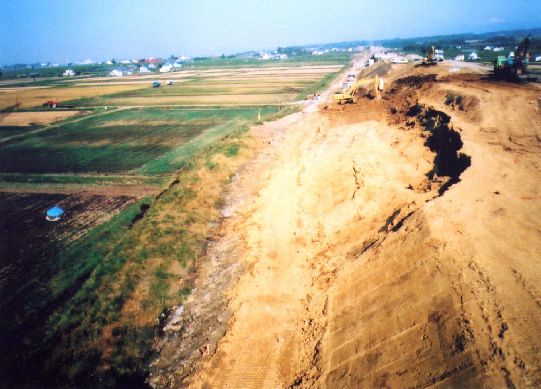 泥炭地盤上に造られた盛土が壊れた事例