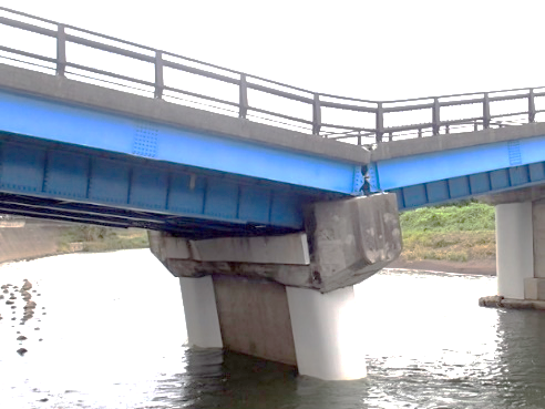 写真1　河川の増水により橋が傾いた例
