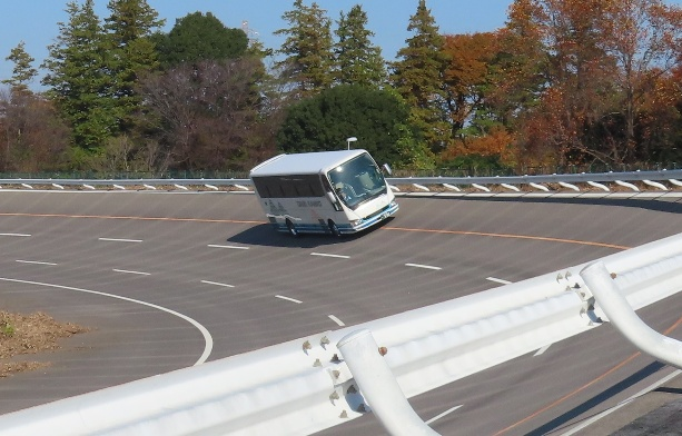 クリックして拡大 高速走行でななめのカーブを曲がれ!【試験走路】