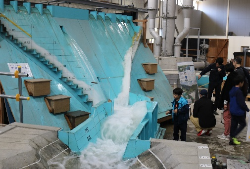 クリックして拡大 ド迫力!ダム放流中! 【水理実験施設】