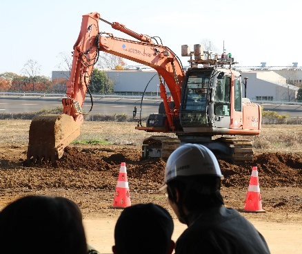 クリックして拡大 無人油圧ショベルを動かせ! 【建設DX実験フィールド(油圧ショベルの遠隔操作体験)】