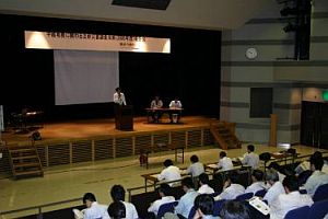写真−1 報告会 開会式