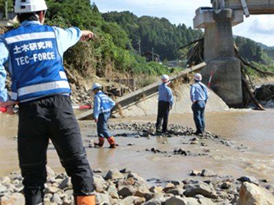 豪雨災害発生時の調査の様子