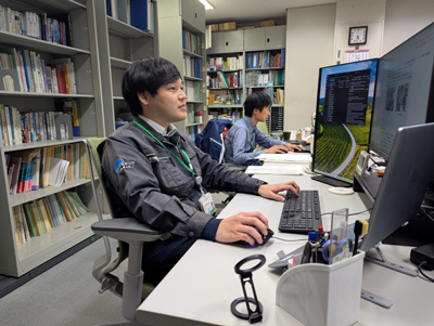 土質振動チームでの仕事中の様子