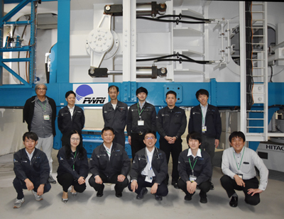 実験で使用している大型動的遠心力載荷試験装置と研究チームのメンバー