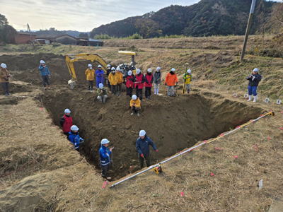 大学や民間企業の方と一緒に調査のための出張に行くことも