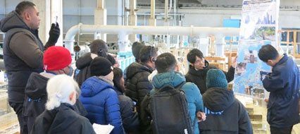 橋脚洗掘の見学対応中