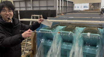 ダムについて解説中