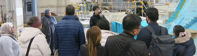 ダムの見学対応中