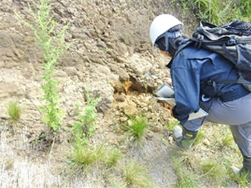 災害現場の地質状況を調査