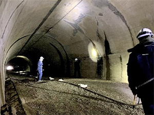 廃道となったトンネルでの現地確認と継続的な試験計測（盤膨れ状況）