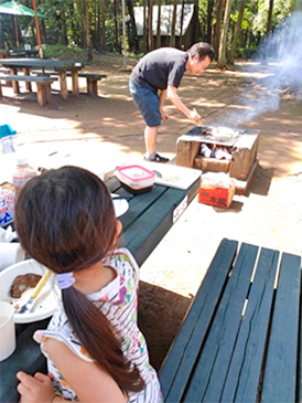 家族でBBQ中。つくば市内には家族で楽しめる施設が多いです