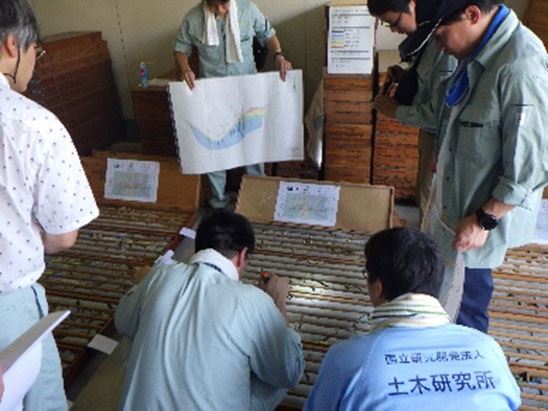 ボーリングコア観察中