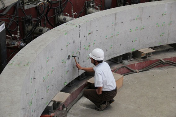 実大規模のトンネル覆工載荷実験の様子