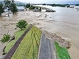 千曲川の堤防決壊