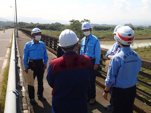 沈下被災を受けた橋梁について、管理者と意見交換をする様子（右から３番目が私）