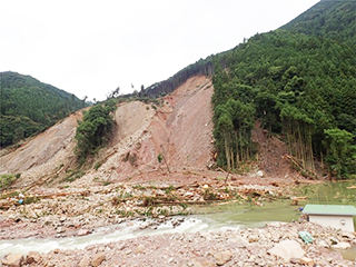 崩壊土砂による河道閉塞 【7月8日撮影】