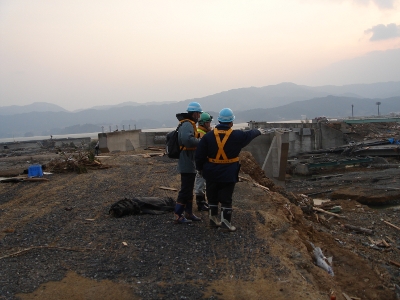 津波により被災した道路橋の被災状況を調査する橋梁構造研究グループ(CAESAR)職員