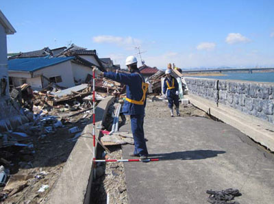 特殊堤の被災状況を調査する土質・振動チーム職員