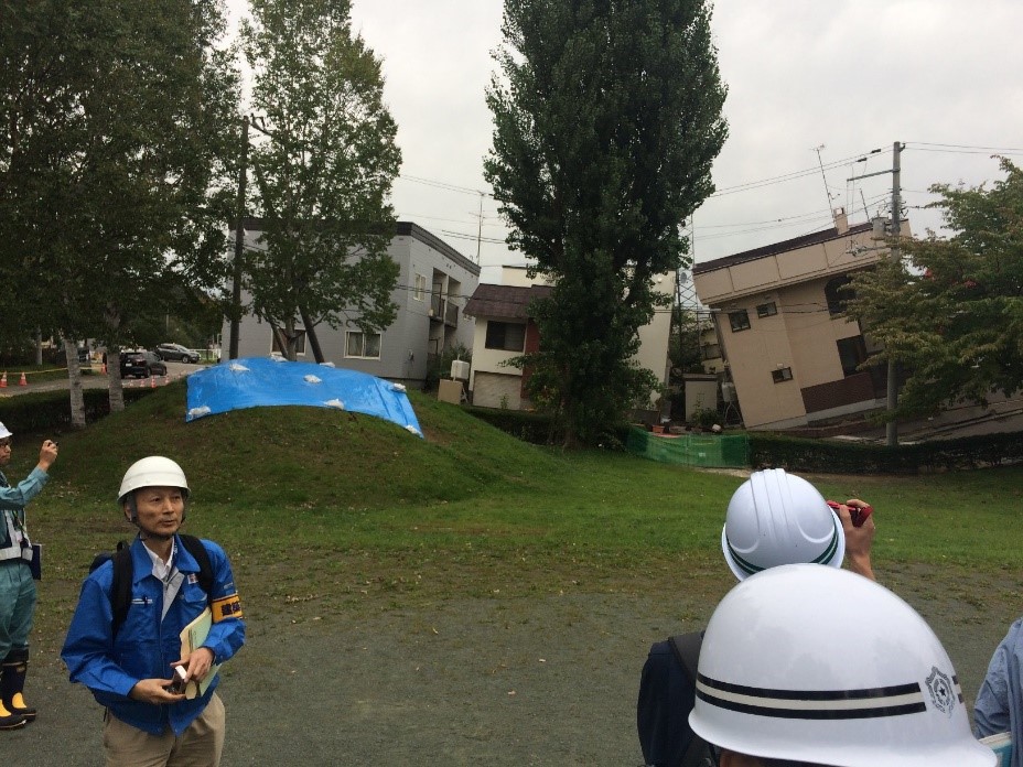 公園および住宅地の沈下を示す写真