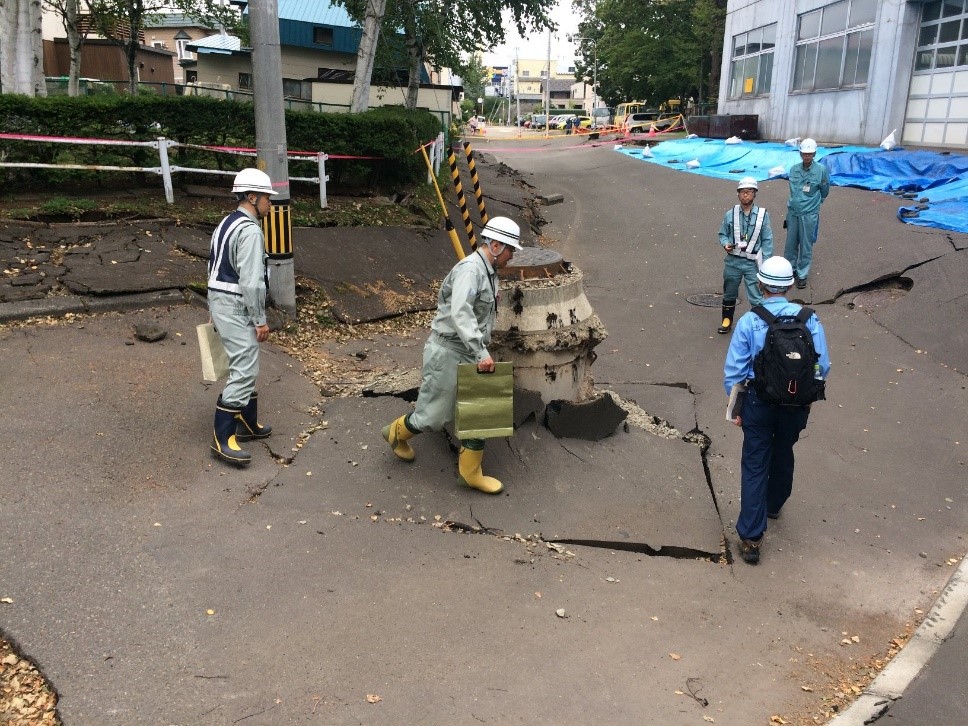 マンホール周辺の道路の沈下を示す写真