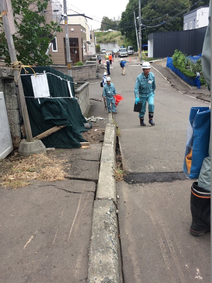 道路の沈下を示す写真