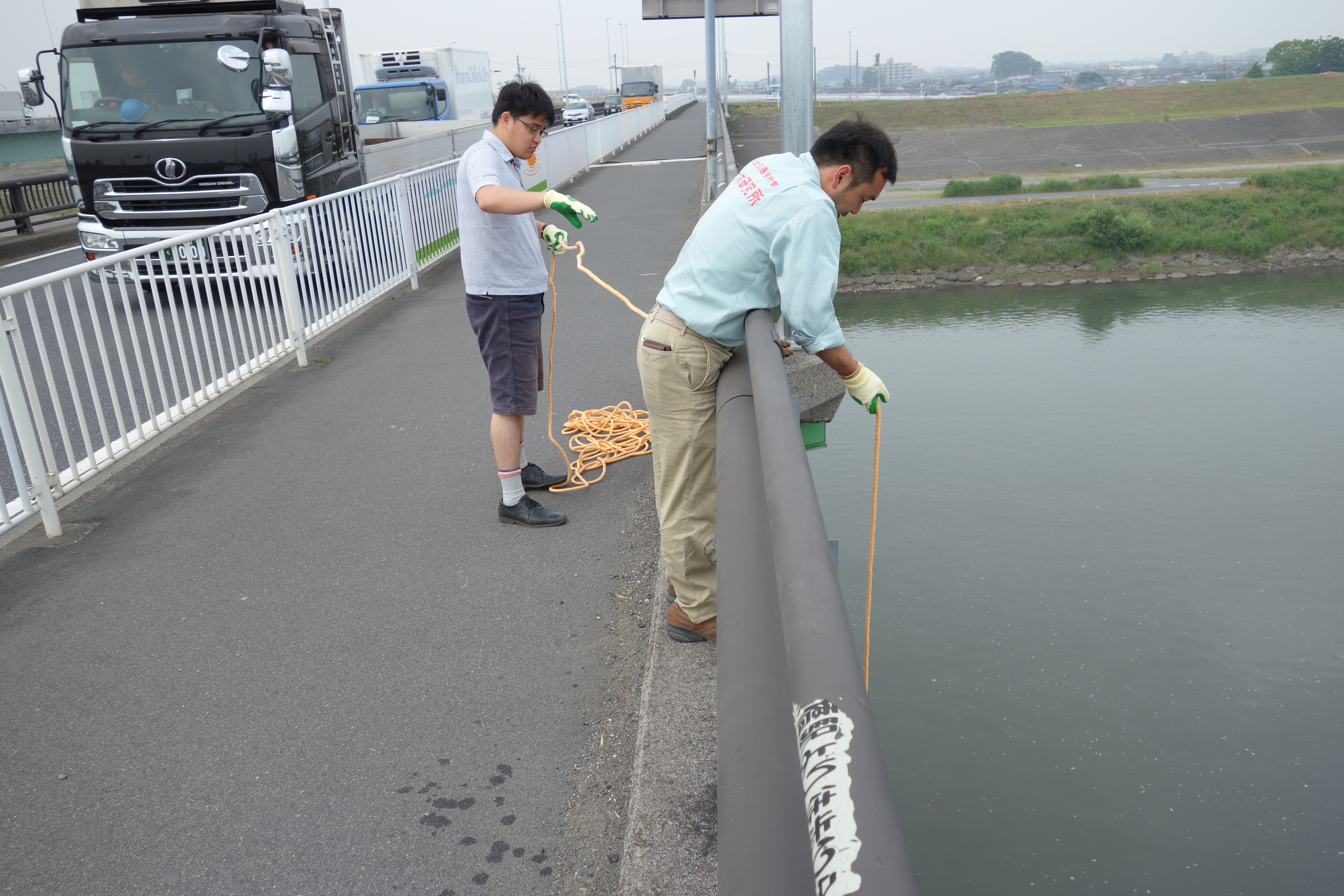 河川水質調査の様子